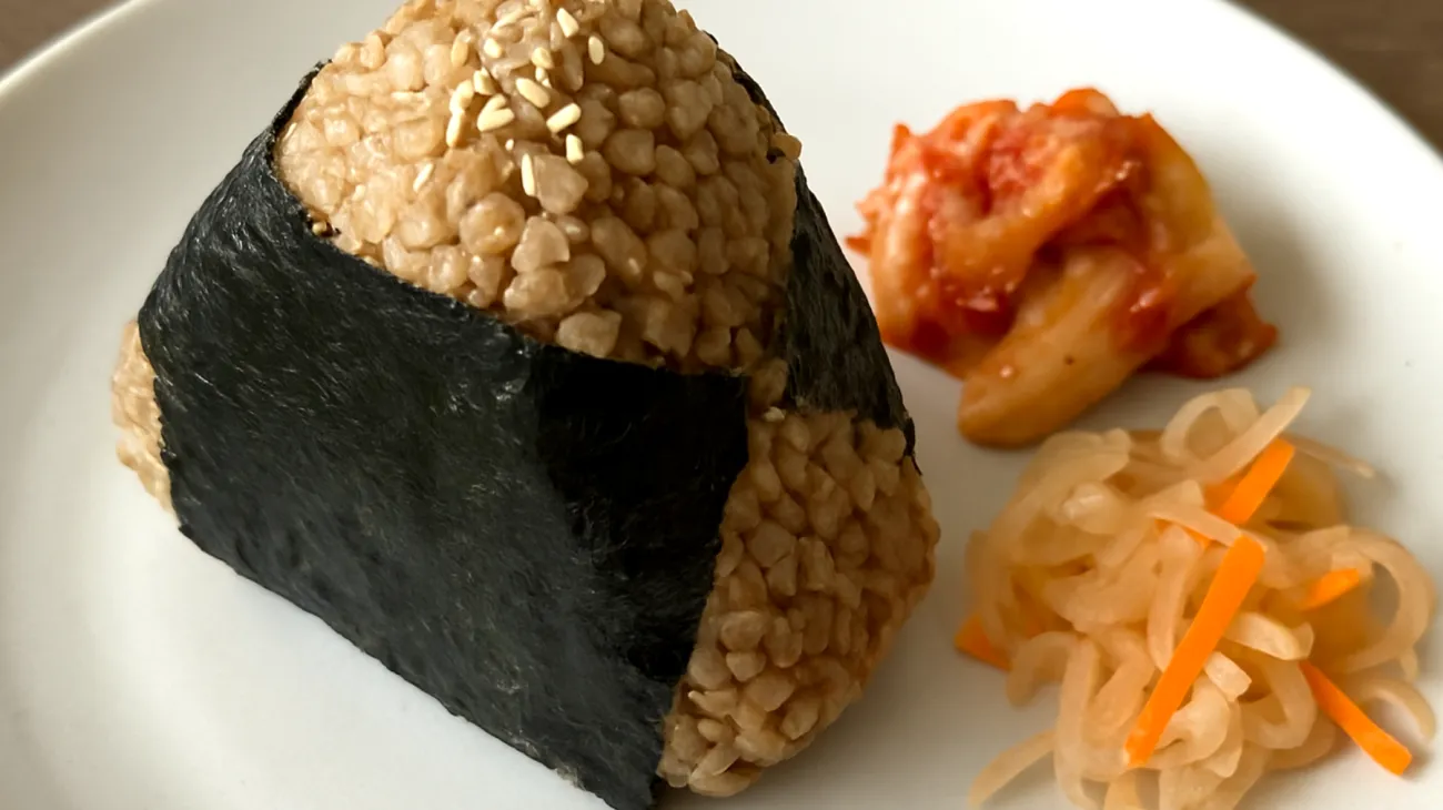 Buchweizen-Nori-Onigiri mit Sesam und fermentierten Gemüse"