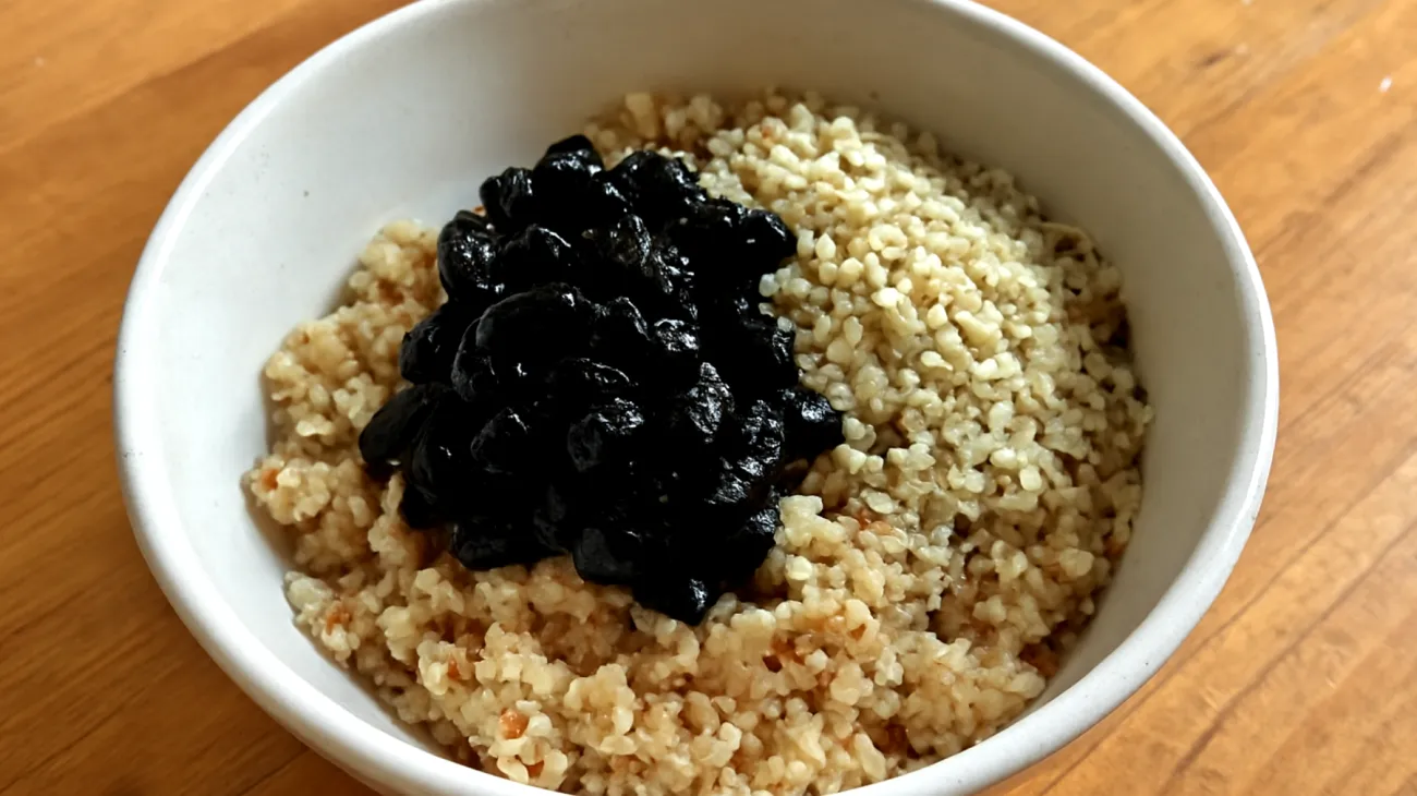 Buchweizen-Quinoa-Bowl mit fermentierten schwarzen Bohnen und Hanfsamen"