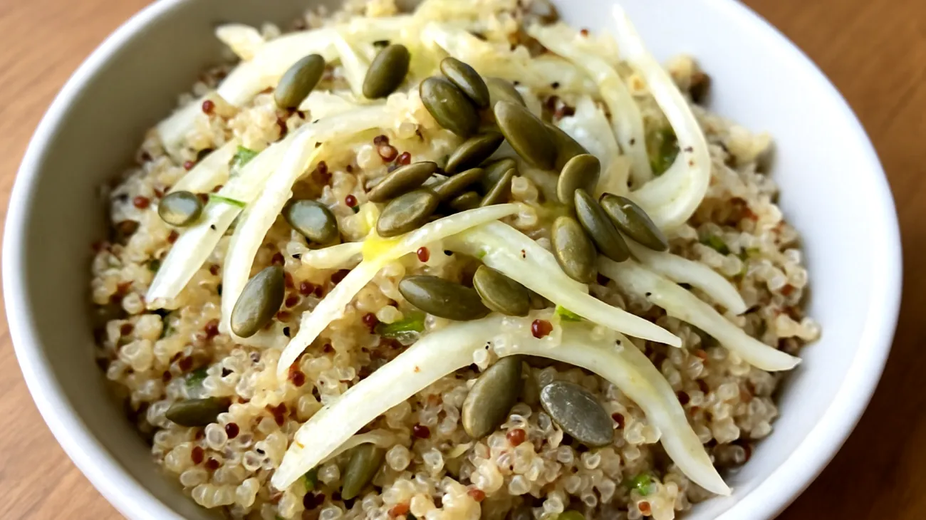 Fenchel-Quinoa-Salat mit gerösteten Kürbiskernen und Zitronendressing"
