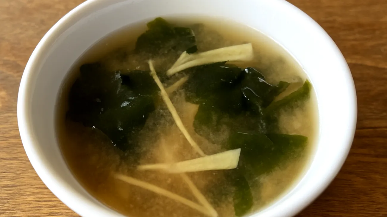 Miso-Suppe mit Wakame-Algen und Ingwer"