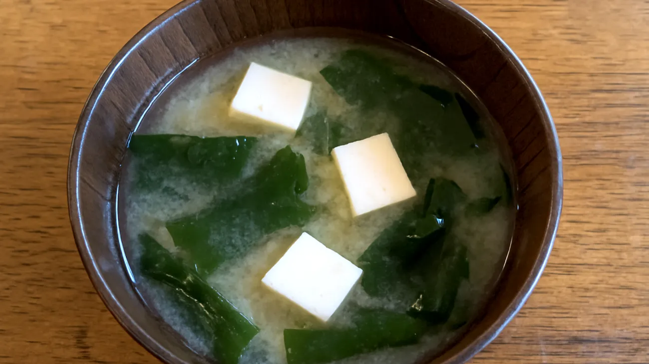 Miso-Suppe mit Wakame-Algen und Tofu"