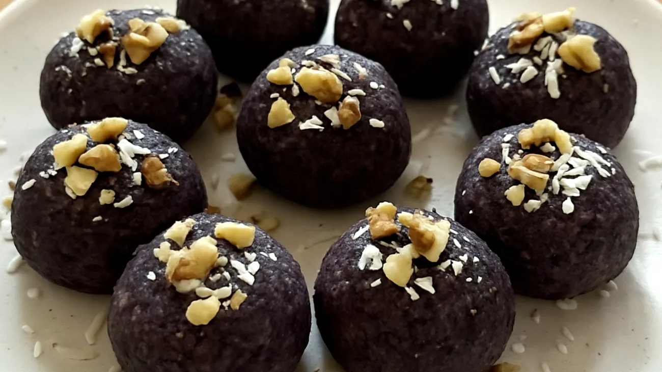 Buchweizen-Blaubeeren-Energiebällchen mit Walnüssen und Kokosöl"