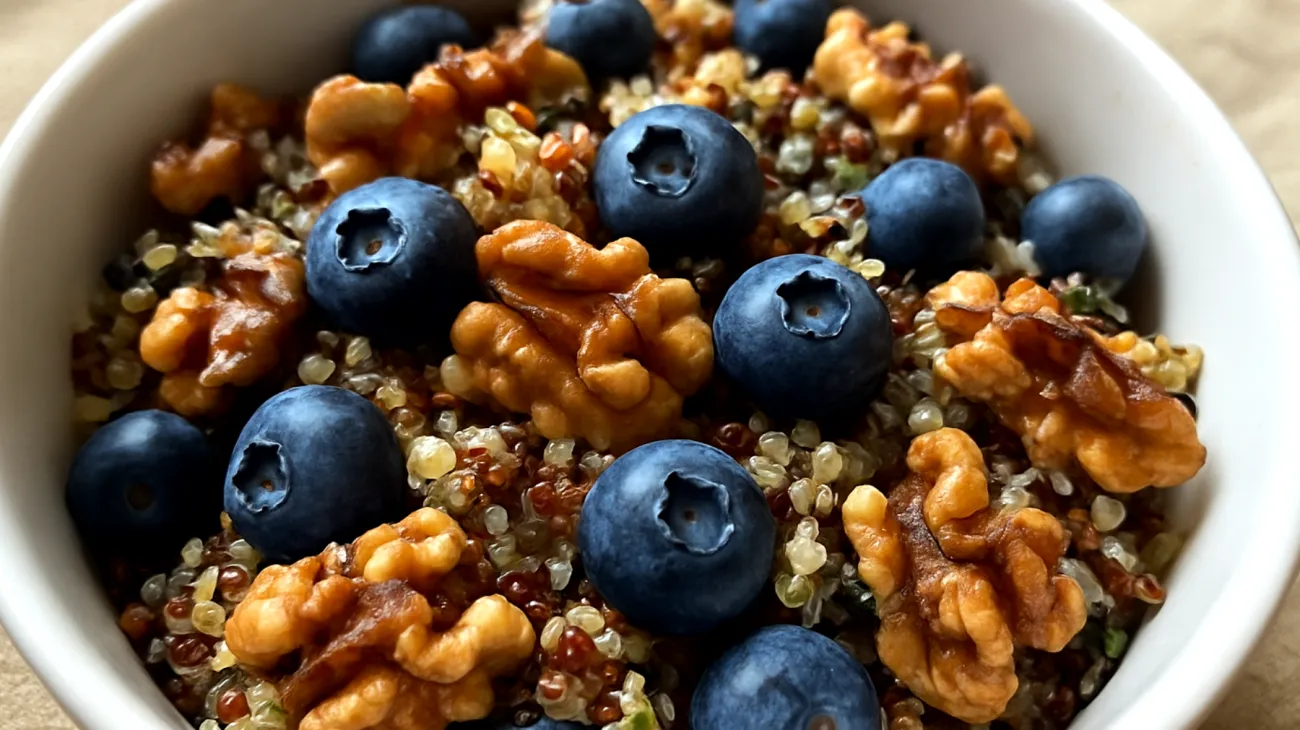 Quinoa-Salat mit gerösteten Walnüssen und Blaubeeren"