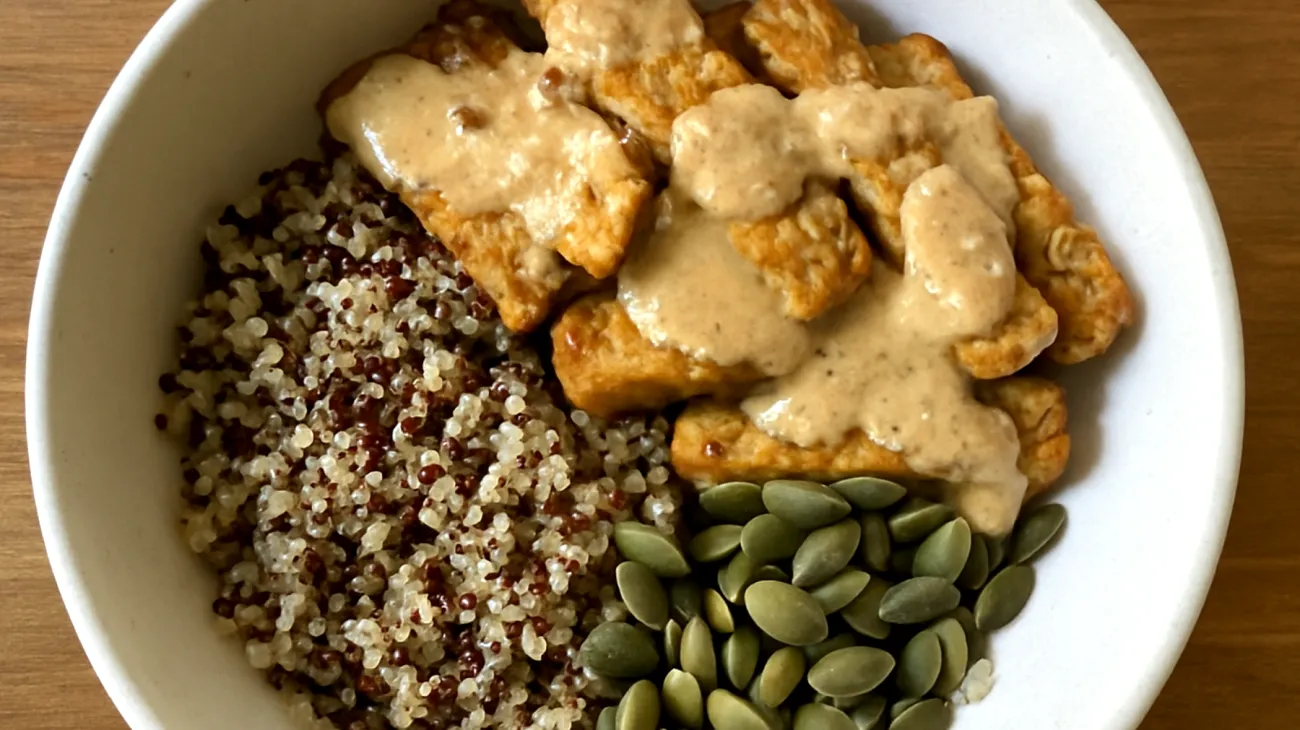 Tempeh-Bowl mit Quinoa, Kürbiskernen und Miso-Tahini-Dressing"